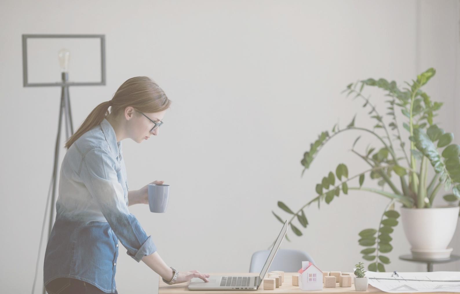 Étudiants travaillant sur des analyses financières