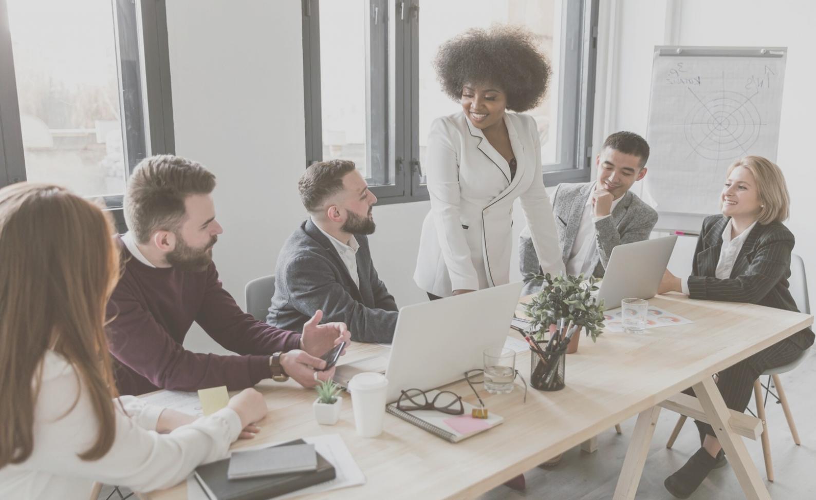 Environnement de travail collaboratif chez bravexio avec vue sur les outils d'analyse financière