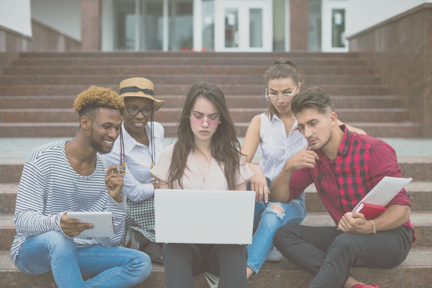Espace de travail moderne pour l'apprentissage de l'analyse financière